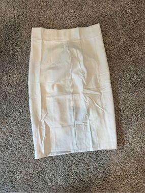 chic White Pencil Skirt - Sleek High-Waist Silhouette
